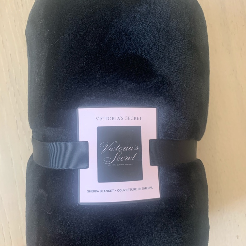 NWT Victoria Secret Sherpa Blanket